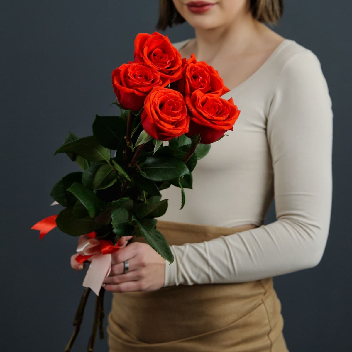 Розы алые 70 см
